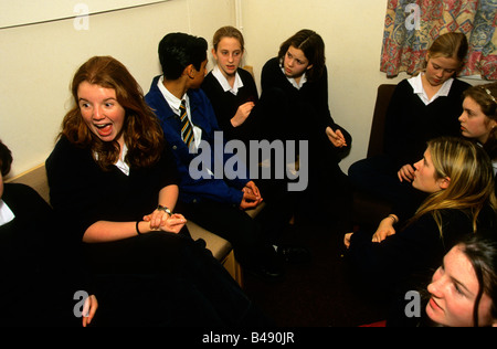 Degli studenti a Benenden ragazze della scuola pubblica, parlando con un ragazzo visita da Forest Gate completo scuola durante la pausa pranzo. Foto Stock