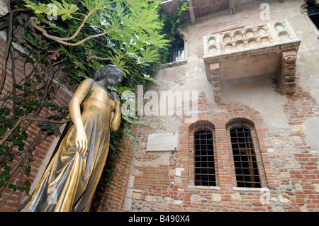 Balcone e la statua di Giulietta in "Casa de Giulietta a Verona, Italia. Un carattere da Shakespeare's "Romeo e Giulietta" giocare Foto Stock