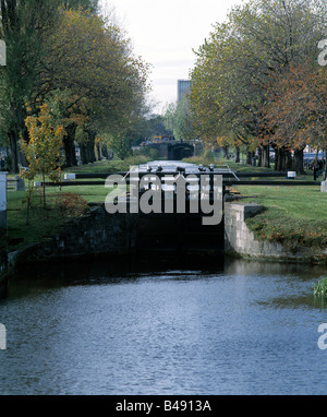 Grand canal passando per Dublino 4, strette vie navigabili con serratura di chiusura porte Foto Stock
