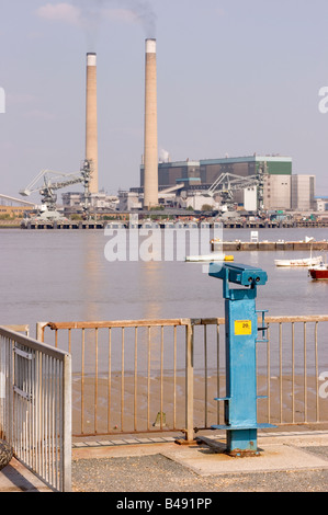 Fumo nero emesso da uno di una coppia di camini di Barking Coal Fired power station sulle rive del fiume Tamigi in Essex. Foto Stock