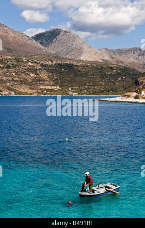 Itylo bay con il vecchio villaggio di Itylo in background, Mani penisola, MESSINIA, PELOPONNESO Meridionale, Grecia Foto Stock