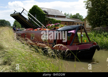 Una barca stretta passa sotto un ponte girevole sul canale di Oxford. Regno Unito. Foto Stock