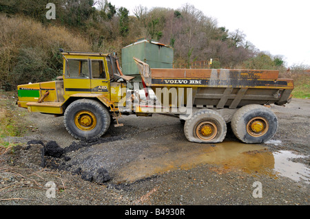 Un abbandonato Volvo BM A20 autocarro con cassone ribaltabile a sinistra per la ruggine in un angolo dimenticato di una cava Foto Stock