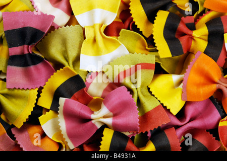 Bella Mano colorate farfalle di pasta a bow tie a forma di farfalla XXL file di risoluzione Foto Stock