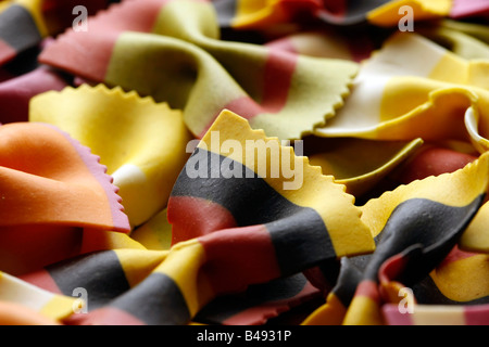 Bella Mano colorate farfalle di pasta a bow tie XXL file di risoluzione con messa a fuoco selettiva Foto Stock