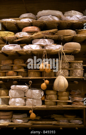 Selezione di ottimi formaggi in vendita nel formaggio refrigerate camera , Londra Foto Stock