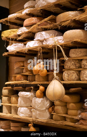 Selezione di ottimi formaggi in vendita nel formaggio refrigerate camera , Londra Foto Stock