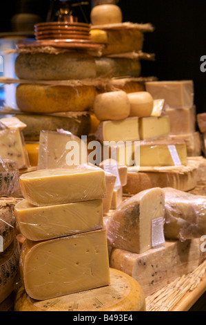 Selezione di ottimi formaggi in vendita nel formaggio refrigerate camera , Londra Foto Stock