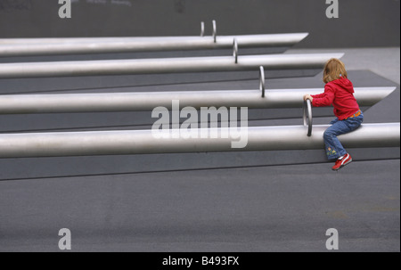 Giovane ragazza seduta sulla più lunga deuropa altalena in Tilla-Durieux-Park, Berlino, Germania Foto Stock