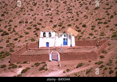 Verniciato bianco chiesa adobe a MACHUCA (2004) vicino a San Pedro de Atacama, Cile Foto Stock