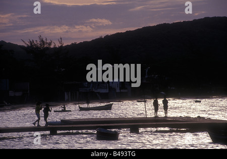 Tramonto in spiaggia brasiliana, Buzios Foto Stock