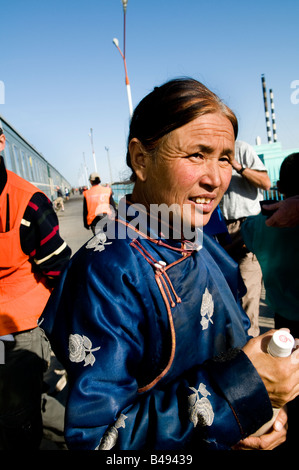 Persone locali vendono souvenir per passeggeri stranieri su una piattaforma della stazione in Mongolia Foto Stock