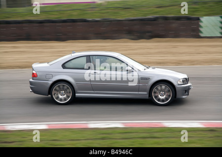BMW durante una giornata di pista di Brands Hatch Circuito Automobilistico avvicinando Druids Bend Foto Stock