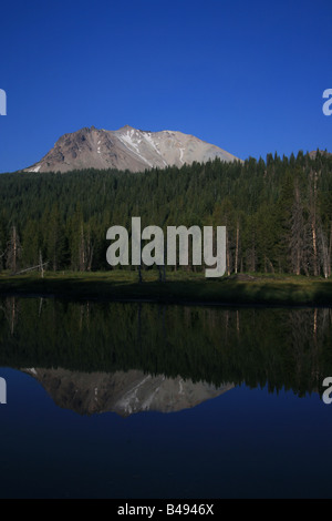 Picco di lassen riflessa nella hat lago Foto Stock