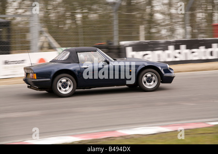 La TVR durante una giornata di pista di Brands Hatch Circuito Automobilistico avvicinando Druids Bend Foto Stock