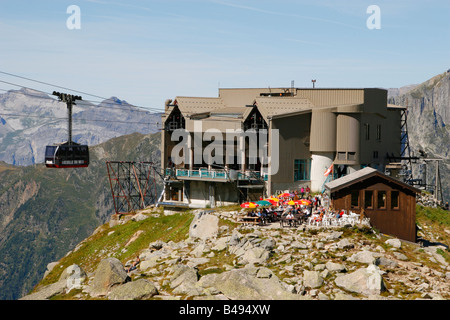 L'Aiguille du Midi funivia al Plan de l'Aiguille, Chamonix, sulle alpi francesi in una bella giornata estiva. Foto Stock
