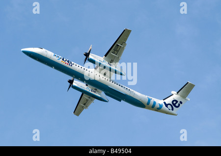 Flybe - British European De Havilland Canada DHC-8-402Q Dash 8 G-ECOW lasciando Inverness Dalcross Aeroporto Highlands scozzesi Foto Stock