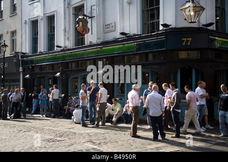 Le persone al di fuori del Duca di Wellington pub di Soho Londra Inghilterra Gran Bretagna REGNO UNITO Foto Stock