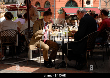 Foto di stock di due imprenditori francesi di pranzare fuori in un café. L'immagine è stata scattata a Limoges FRANCIA Foto Stock