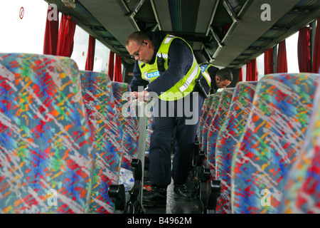 La polizia di Londra alla ricerca di un bus durante il vertice del G8, Gleaneagles, Scotland, Regno Unito Foto Stock