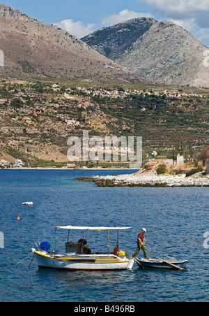 Itylo bay con il vecchio villaggio di Itylo in background, Mani penisola, MESSINIA, PELOPONNESO Meridionale, Grecia Foto Stock