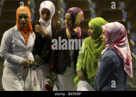 Ragazze musulmane di indossare hijabs, Berlino, Germania Foto Stock