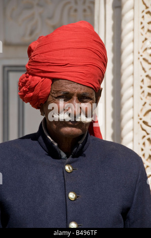 Un palazzo di guardia di un turban presso il Palazzo di Città, Jaipur, Rajasthan 1 di un set di 3 Foto Stock