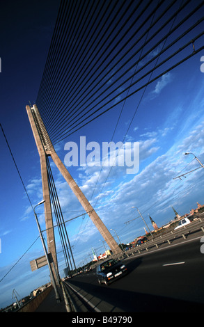 Una VW Golf sul Vansu si inclina ponte in Riga, Lettonia Foto Stock