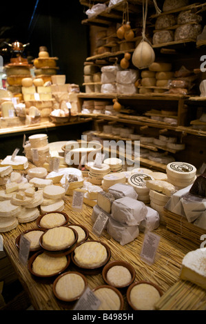 Selezione di ottimi formaggi in vendita nel formaggio refrigerate camera , Londra Foto Stock