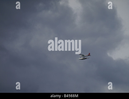 Idrovolante davanti a un cielo minaccioso Foto Stock