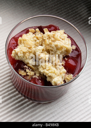 Crumble di frutta dolce tradizionale cibo editoriale Foto Stock