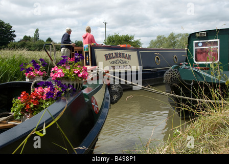 Una vista tra le centine di due imbarcazioni strette con le strette barca timoniere, crociera da sulla Oxford Canal vicino Aynho. Regno Unito Foto Stock