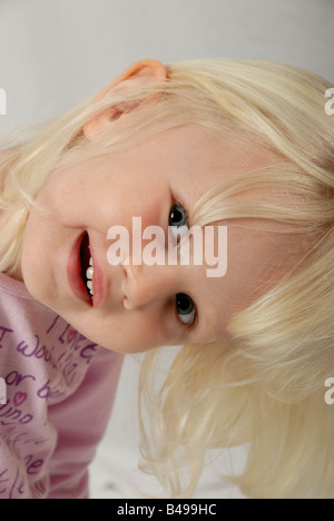 Stock Foto di un ritratto di una bionda haried blue eyed tre anni di bambino Foto Stock