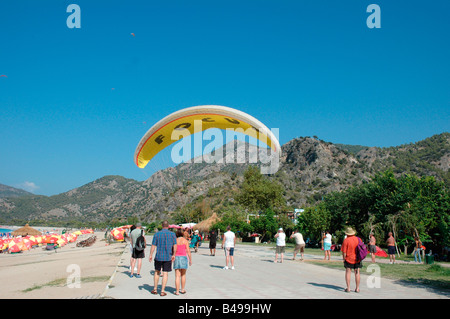 Parapendio in Oludeniz FETHIYE Turchia Foto Stock