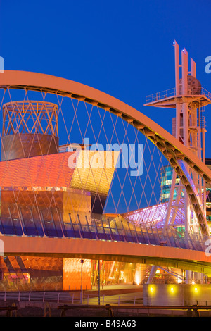 Millennium Bridge Lowry Centre Salford Quays Greater Manchester Lancashire Inghilterra al crepuscolo Foto Stock