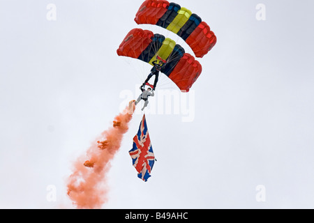 Cavalieri Neri paracadute team display Pendennis Point Falmouth Cornwall Regno Unito Foto Stock