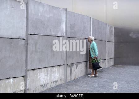 Vecchia donna presso il parco della parete di Berlino, Germania Foto Stock