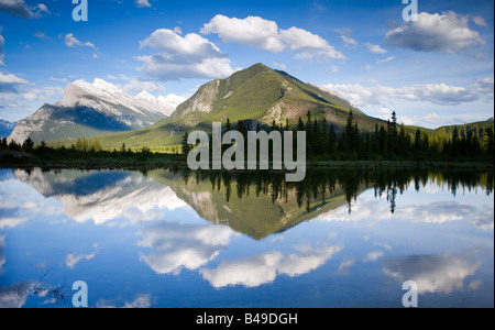 Mount Rundle e Montagna di Zolfo riflettente nel lago di Vermiglio nel Parco Nazionale di Banff, Alberta, Canada. Foto Stock