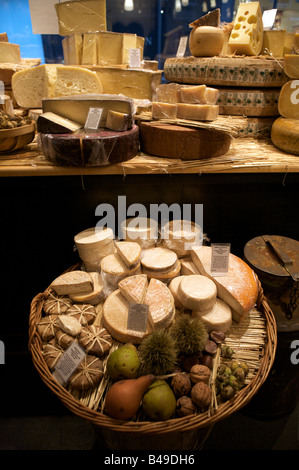 Selezione di ottimi formaggi in vendita nel formaggio refrigerate camera , Londra Foto Stock