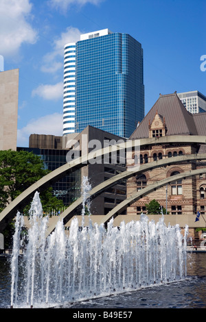 Vista di Toronto il Vecchio Municipio e la fontana da Nathan Philips Square, Toronto, Ontario, Canada Foto Stock