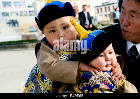 Carino il mongolo bambini indossare cappelli tradizionali e costumi Foto Stock