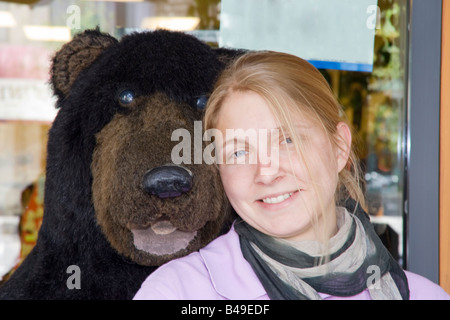 Giovane donna e un big bear - Ritratto in Jasper, Alberta, Canada Foto Stock