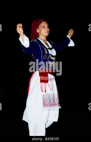 Donna tradizionale ballerino cretese Foto Stock