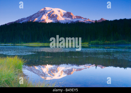 Alba la luce sul Monte Rainier dal lago di riflessione il Parco Nazionale del Monte Rainier Washington Foto Stock