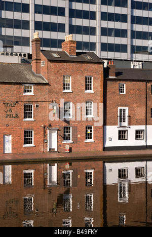 Banca Canale di Beagle pub di Birmingham accanto al canale del gas nel bacino di St Foto Stock