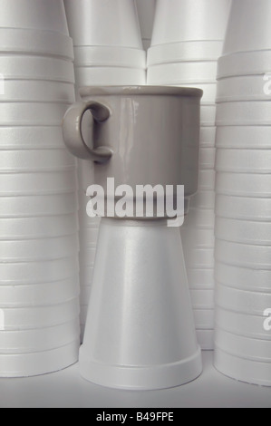 Versus riutilizzabili monouso: Grigio tazza ceramica tra molti white styrofoam cups Foto Stock