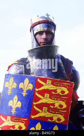 Cavaliere medievale re storico Prince ri-enactor bracci Royal Crown corazza rievocazione stemma araldico scudo lions corazza Foto Stock