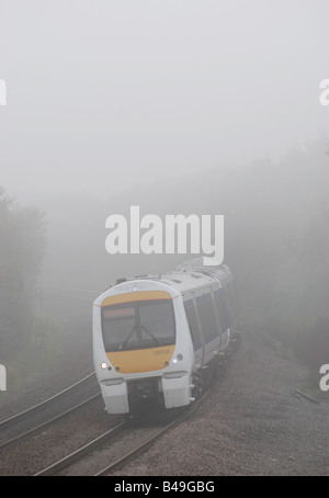 Chiltern Railways treno nella nebbia, Warwickshire, Inghilterra, Regno Unito Foto Stock