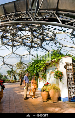 I visitatori all'interno del Mediterraneo Biome Eden Project Bodelva St Austell Cornwall Regno Unito Foto Stock