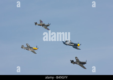 Spitfire, Mustang, Warhawk, Corsair in formazione Foto Stock